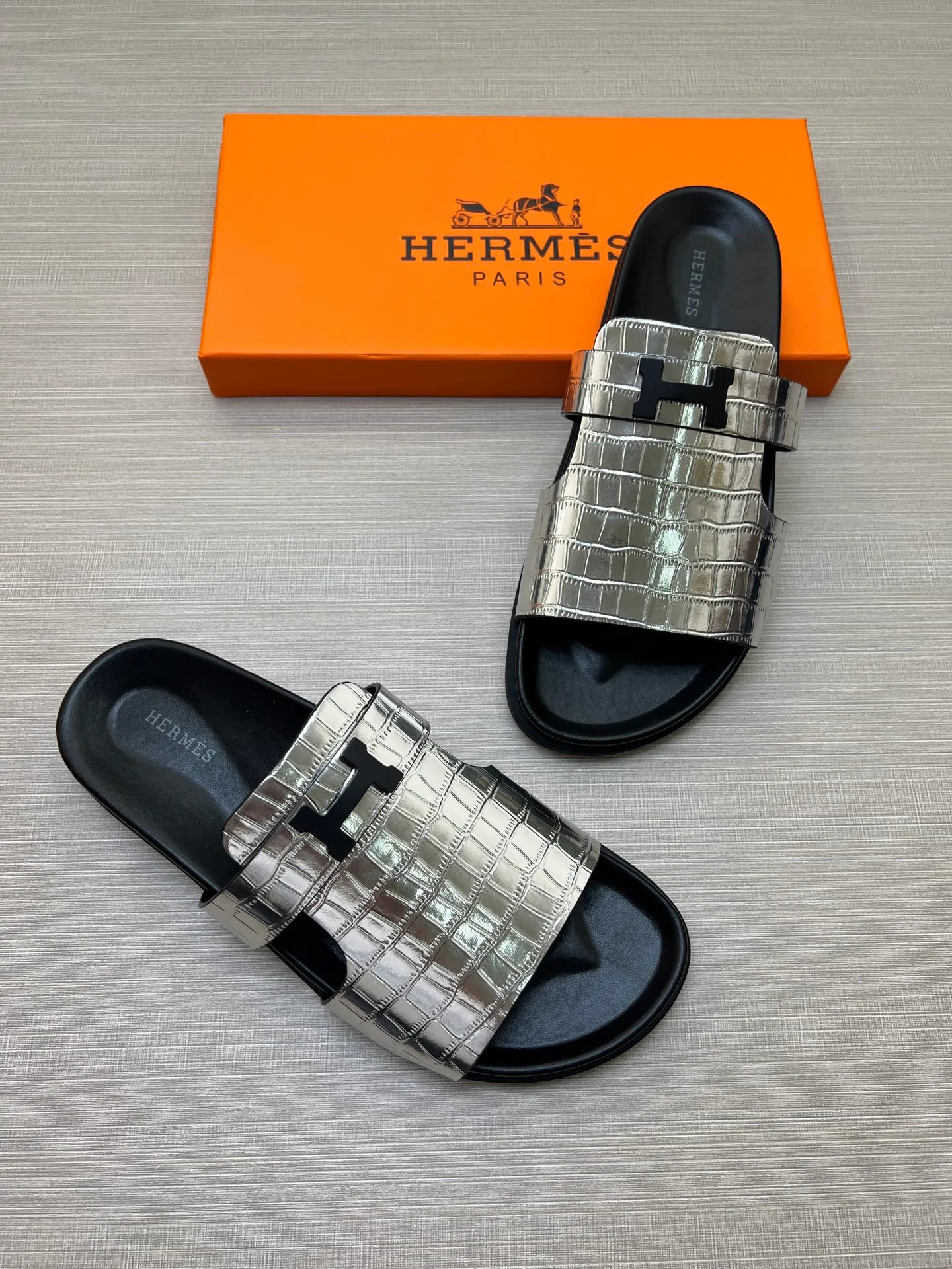 [H Family Hermès] P: 360💰 Size: 38-45 Hermes Men’s Kazimir Slippers - 2025 Summer New Hermès Same as the original version, with colored cowhide surface + rubber combined sole, handmade by master-level craftsmen! ❥High-end customization, exclusive products, the highest version in the industry.